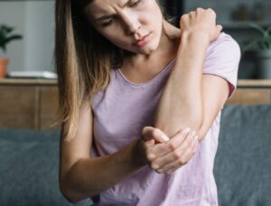 Sztywność łokcia po przebudzeniu